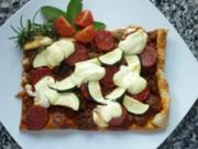 Zucchini-Chorizo-Blätterteigkuchen mit Schmandklecksen - Rezept