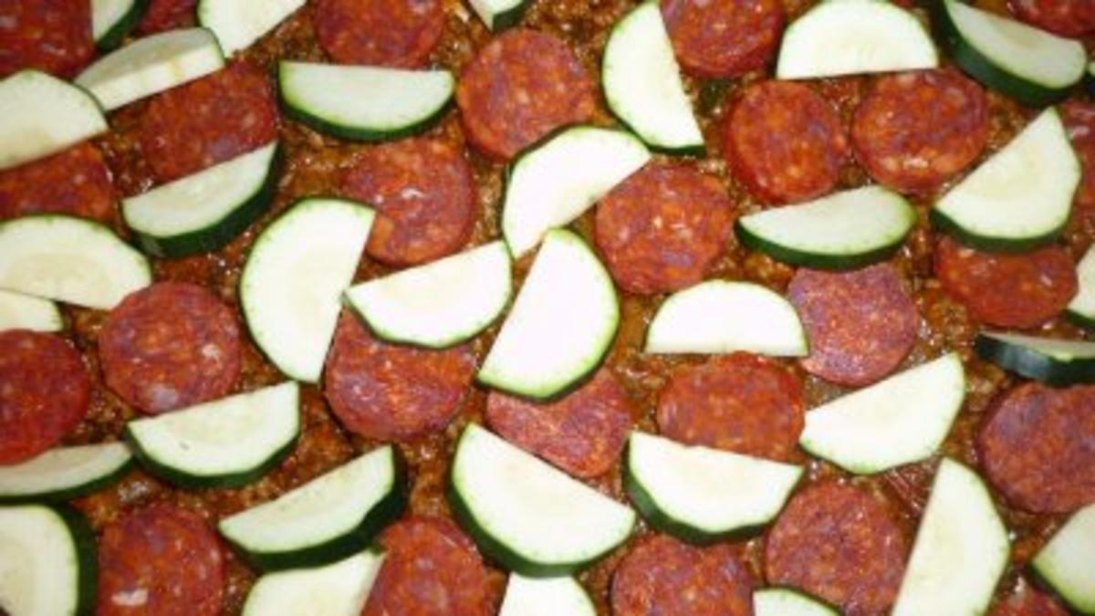 Zucchini-Chorizo-Blätterteigkuchen mit Schmandklecksen - Rezept - Bild Nr. 2