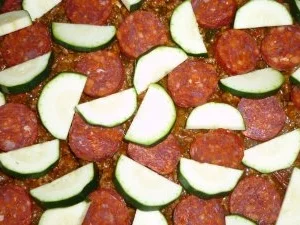 Zucchini-Chorizo-Blätterteigkuchen mit Schmandklecksen - Rezept - Bild Nr. 2