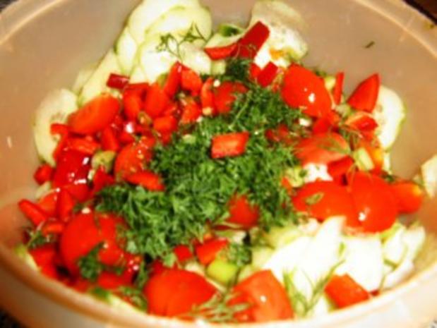 Gurken-Paprika-Tomatensalat - Rezept mit Bild - kochbar.de