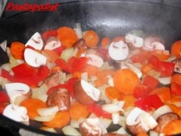 Bunte Spätzle-Würstchen-Pfanne - Rezept - Bild Nr. 2