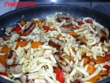 Bunte Spätzle-Würstchen-Pfanne - Rezept - Bild Nr. 5