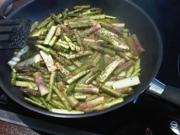 Gebratener grüner Spargel an Penne Rigatte - Rezept