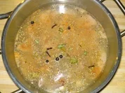 Spargeleintopf aus der Pfanne mit Champignons und Schweinefleisch - Rezept