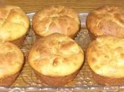 Rezept: Kleingebäck - Herzhafte Muffins mit Kräuter-Frischkäse und Zwiebel Kleingebäck - Herzhafte Muffins mit Kräuter-Frischkäse und Zwiebel - Rezept
