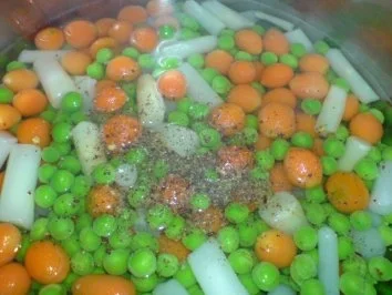 Leipziger Allerlei in Basilikum-Sahne-Soße zu Putensteaks und Kartoffelbrei - Rezept - Bild Nr. 5