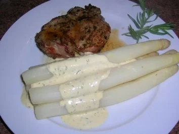 Rezept: Kalbskotelett eingelegt in Bärlauch mit Spargel Kalbskotelett eingelegt in Bärlauch mit Spargel - Rezept