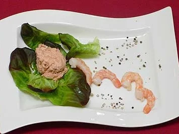 Gefüllte Avocadohälften auf Salatbett - Aguacates rellenos - Rezept