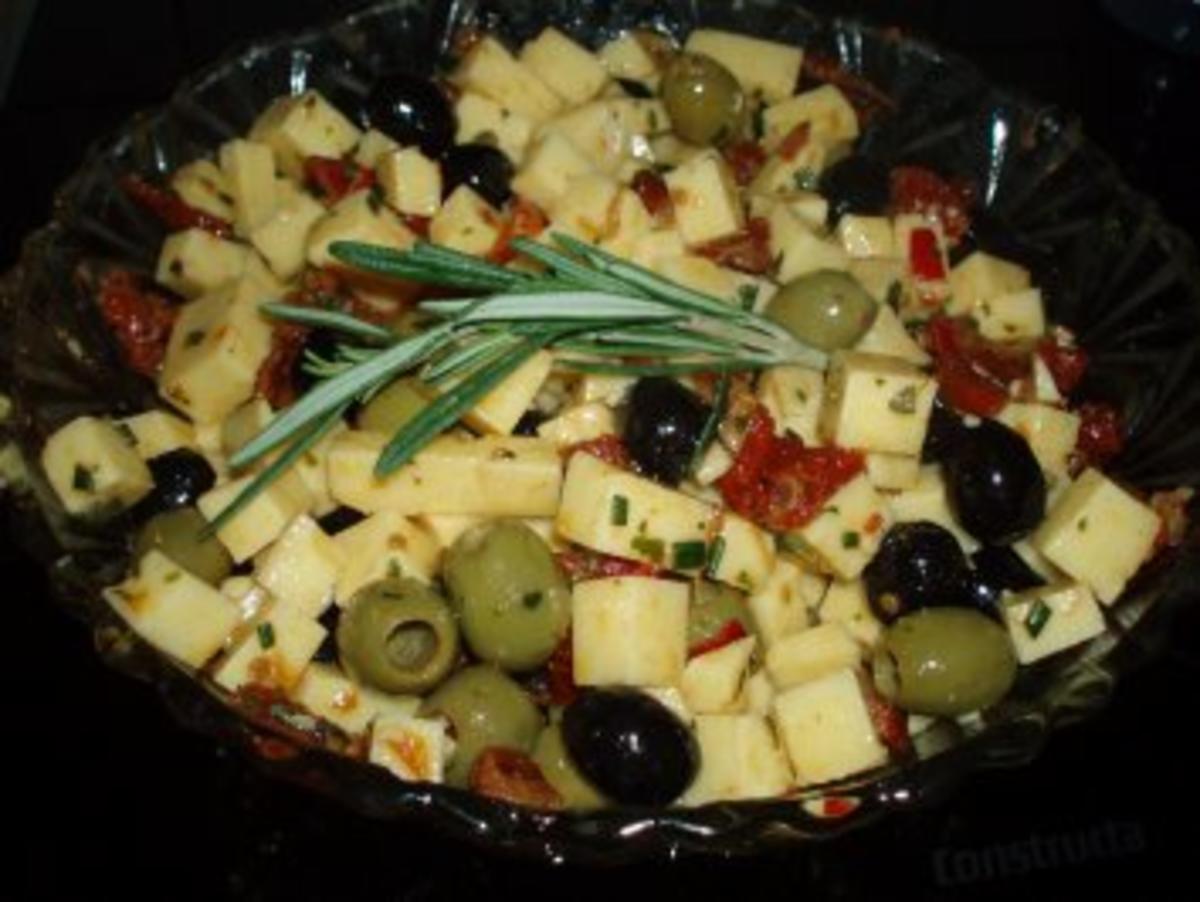 Marinierter Käse mit Kräutern u. Oliven - Rezept