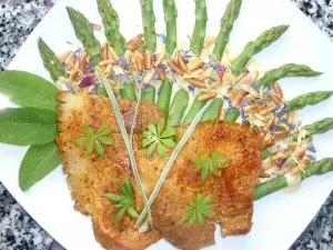 Orangiger Schulterbraten mit grünem Spargel an Käsecreme und Pinienkernen - Rezept