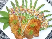 Orangiger Schulterbraten mit grünem Spargel an Käsecreme und Pinienkernen - Rezept