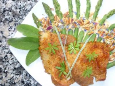 Orangiger Schulterbraten mit grünem Spargel an Käsecreme und Pinienkernen - Rezept
