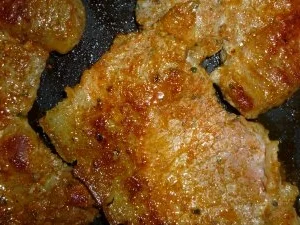 Orangiger Schulterbraten mit grünem Spargel an Käsecreme und Pinienkernen - Rezept - Bild Nr. 4