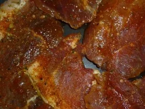 Orangiger Schulterbraten mit grünem Spargel an Käsecreme und Pinienkernen - Rezept - Bild Nr. 7