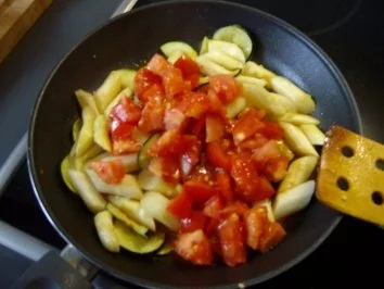 Sommerliche Spargel-Zucchini Pfanne mit pikantem Grießauflauf - Rezept - Bild Nr. 3