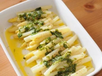 Spargel mit Rucolabutter und Parmesan - Rezept - Bild Nr. 2
