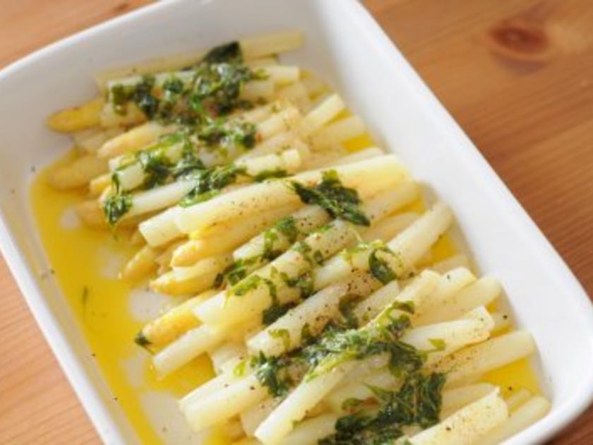 Spargel mit Rucolabutter und Parmesan - Rezept - kochbar.de