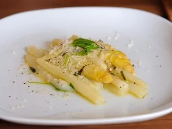 Spargel mit Rucolabutter und Parmesan - Rezept