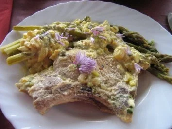 Rezept: Kotelett mit grünem Spargel an Kräuter-Senf-Sauce Kotelett mit grünem Spargel an Kräuter-Senf-Sauce - Rezept