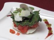 Türmchen von Mozzarella mit Tomaten, Rucolapesto und Salatbouquet - Rezept