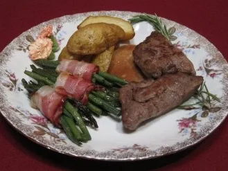 Rezept: Lammfilet in Knoblauch-Rosmarin mit Backkartoffeln und grünen Bohnen Lammfilet in Knoblauch-Rosmarin mit Backkartoffeln und grünen Bohnen - Rezept