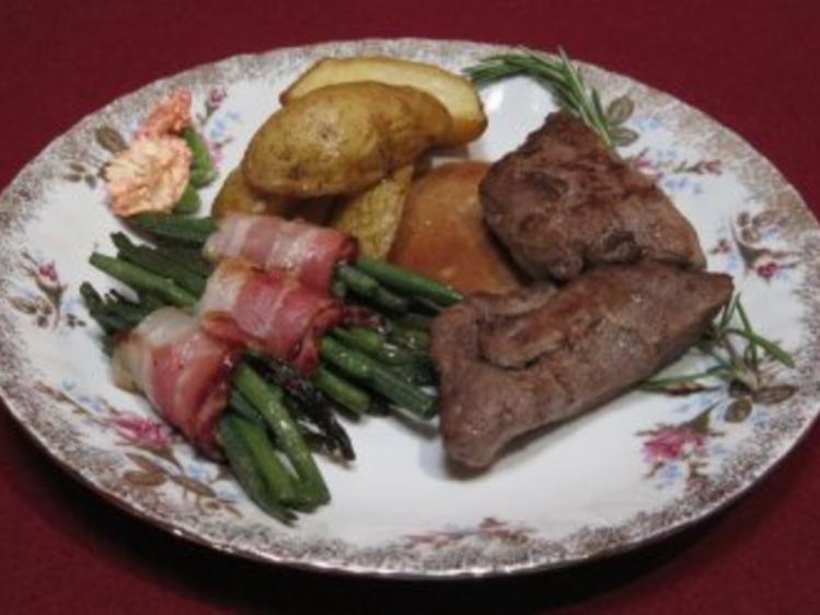 Lammfilet in Knoblauch Rosmarin mit Backkartoffeln und grünen Bohnen ...