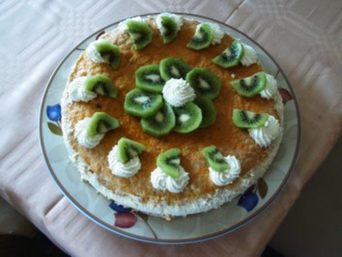 Joghurtfromage  Torte mit Kiwi zwischen knackigem Boden - Rezept