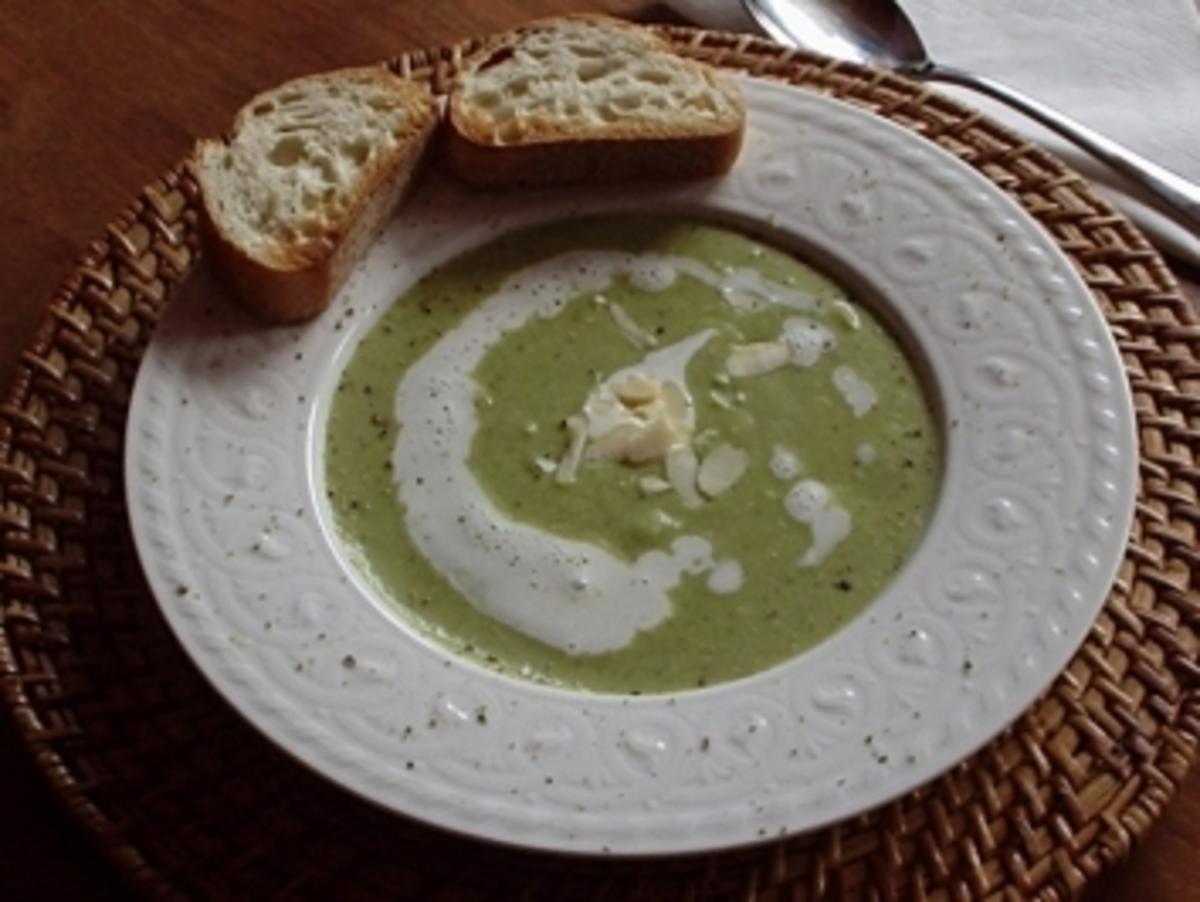 Broccoli-Gorgonzola-Süppchen mit Champagnerschaum - Rezept