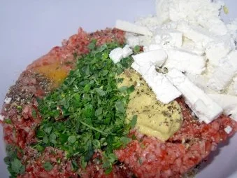 Hackbällchen mit Ziegenkäse, dazu Walnuss-Ajvar-Sauce und Sonnenweizen - Rezept - Bild Nr. 3