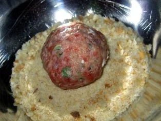 Hackbällchen mit Ziegenkäse, dazu Walnuss-Ajvar-Sauce und Sonnenweizen - Rezept - Bild Nr. 4