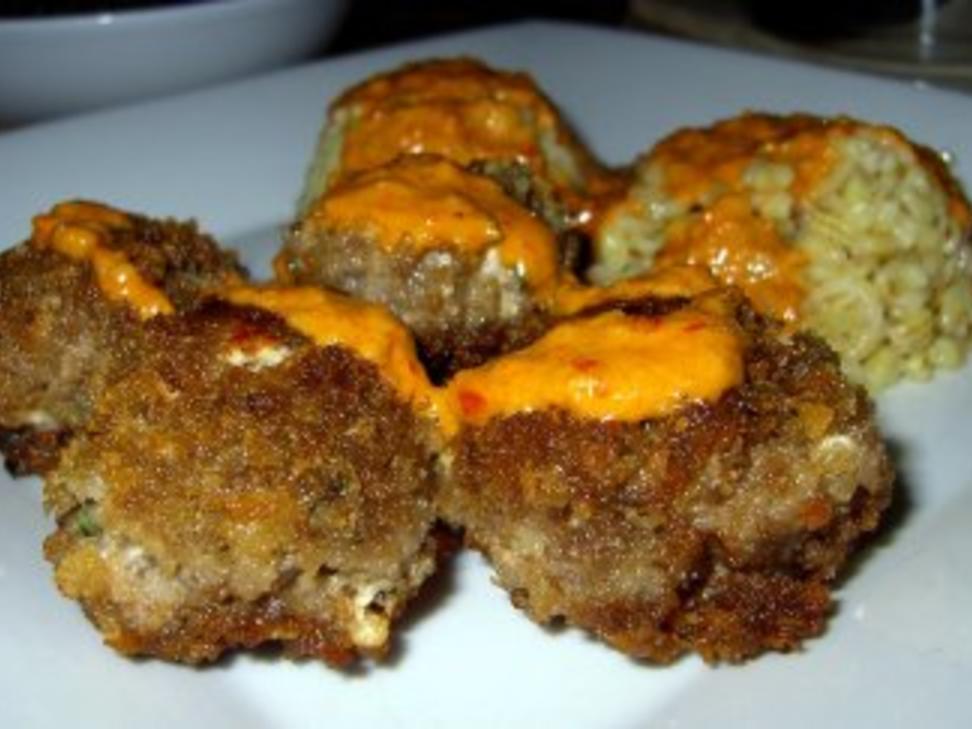 Hackbällchen mit Ziegenkäse, dazu Walnuss Ajvar Sauce und Sonnenweizen ...