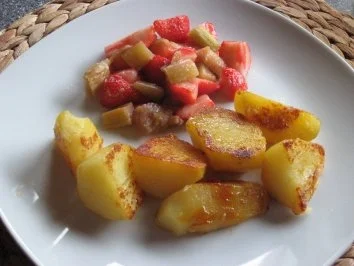 Karamellkartoffeln & Erdbeer-Rhabarbersalat - Rezept - Bild Nr. 2