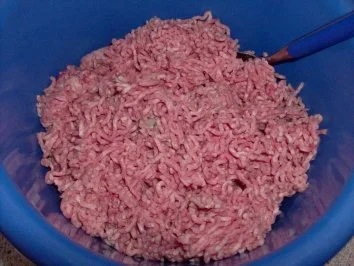 Rezept: Frikadellen mit Eisberg-Käsesalat und Frühlingszwiebeln-Basilikum-Kartoffeln Bild Nr. 2 Frikadellen mit Eisberg-Käsesalat und Frühlingszwiebeln-Basilikum-Kartoffeln - Rezept - Bild Nr. 2