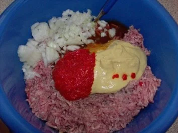 Rezept: Frikadellen mit Eisberg-Käsesalat und Frühlingszwiebeln-Basilikum-Kartoffeln Bild Nr. 3 Frikadellen mit Eisberg-Käsesalat und Frühlingszwiebeln-Basilikum-Kartoffeln - Rezept - Bild Nr. 3