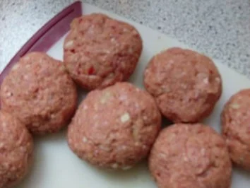 Rezept: Frikadellen mit Eisberg-Käsesalat und Frühlingszwiebeln-Basilikum-Kartoffeln Bild Nr. 4 Frikadellen mit Eisberg-Käsesalat und Frühlingszwiebeln-Basilikum-Kartoffeln - Rezept - Bild Nr. 4