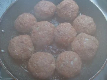 Rezept: Frikadellen mit Eisberg-Käsesalat und Frühlingszwiebeln-Basilikum-Kartoffeln Bild Nr. 5 Frikadellen mit Eisberg-Käsesalat und Frühlingszwiebeln-Basilikum-Kartoffeln - Rezept - Bild Nr. 5