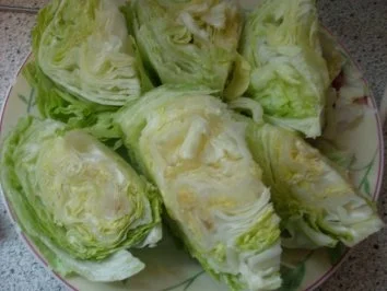 Rezept: Frikadellen mit Eisberg-Käsesalat und Frühlingszwiebeln-Basilikum-Kartoffeln Bild Nr. 7 Frikadellen mit Eisberg-Käsesalat und Frühlingszwiebeln-Basilikum-Kartoffeln - Rezept - Bild Nr. 7