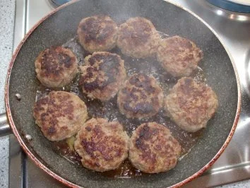 Rezept: Frikadellen mit Eisberg-Käsesalat und Frühlingszwiebeln-Basilikum-Kartoffeln Bild Nr. 6 Frikadellen mit Eisberg-Käsesalat und Frühlingszwiebeln-Basilikum-Kartoffeln - Rezept - Bild Nr. 6