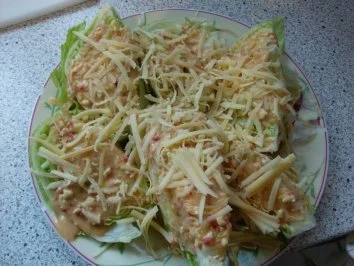 Rezept: Frikadellen mit Eisberg-Käsesalat und Frühlingszwiebeln-Basilikum-Kartoffeln Bild Nr. 8 Frikadellen mit Eisberg-Käsesalat und Frühlingszwiebeln-Basilikum-Kartoffeln - Rezept - Bild Nr. 8