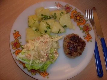 Rezept: Frikadellen mit Eisberg-Käsesalat und Frühlingszwiebeln-Basilikum-Kartoffeln Frikadellen mit Eisberg-Käsesalat und Frühlingszwiebeln-Basilikum-Kartoffeln - Rezept