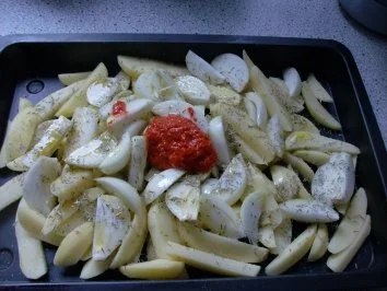 Frikadellen mit Buttergemüse und Zwiebel-Rosmarin-Kartoffeln - Rezept - Bild Nr. 4