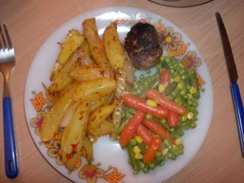 Frikadellen mit Buttergemüse und Zwiebel-Rosmarin-Kartoffeln - Rezept