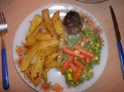 Frikadellen mit Buttergemüse und Zwiebel-Rosmarin-Kartoffeln - Rezept