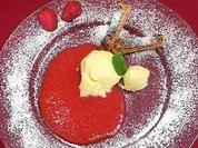 Rezept: Champagnermousse im Erdbeerteich mit Blรคtterteigstangen Champagnermousse im Erdbeerteich mit Blรคtterteigstangen - Rezept