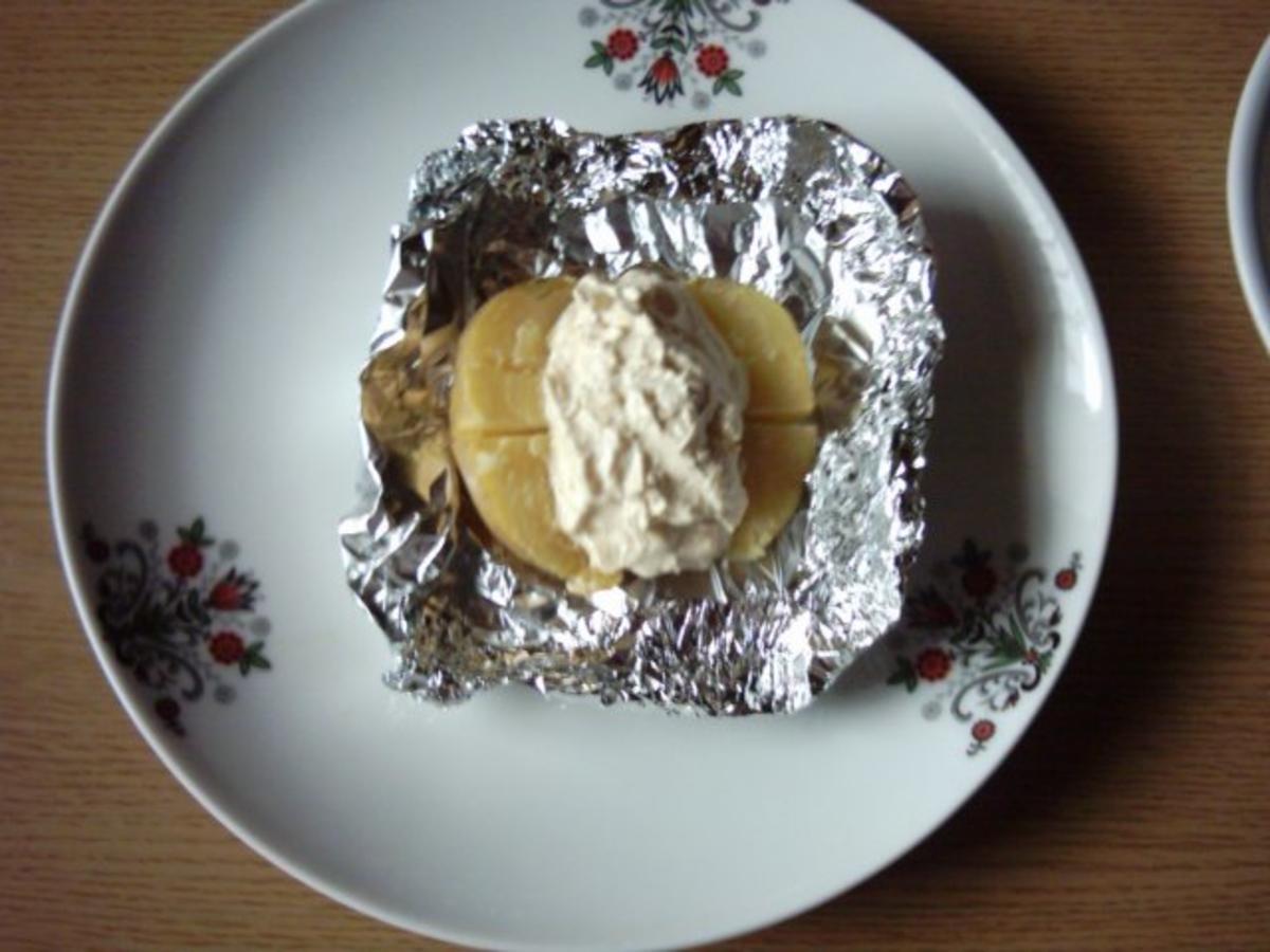 Kartoffeln in Alu gegrillt mit einer Creme von gestern - Rezept