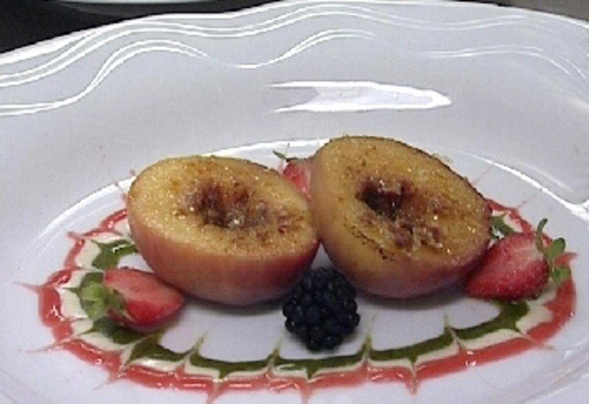 Karamellisierter Pfirsich auf Erdbeer-Basilikum-Spiegel mit Waldfrüchten - Rezept