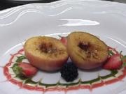 Karamellisierter Pfirsich auf Erdbeer-Basilikum-Spiegel mit Waldfrüchten - Rezept