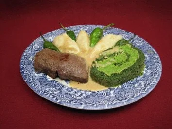 Spinat-Pecorino-Roulade mit Erbsenpüree und Rinderfilet - Rezept