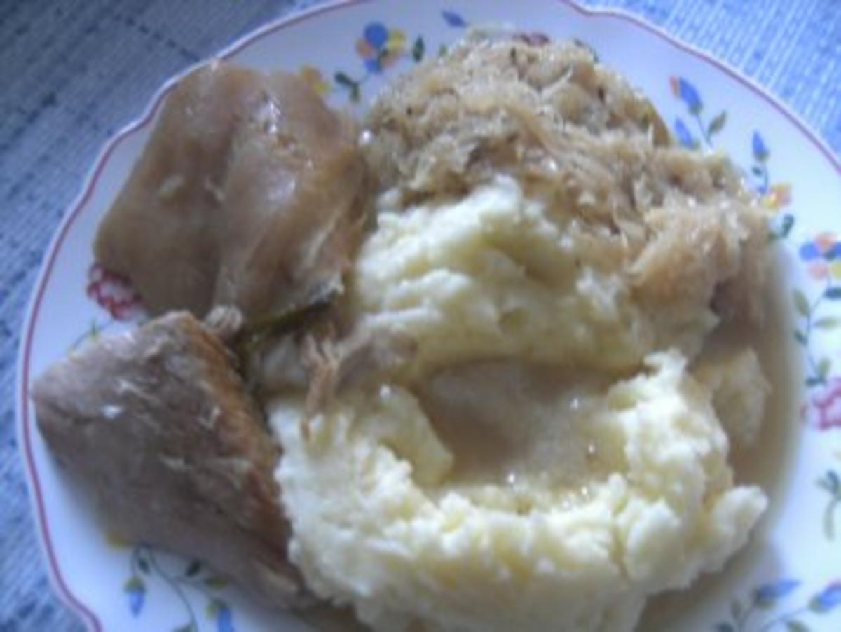 Eisbein  in Sauerkraut geschmort - Rezept