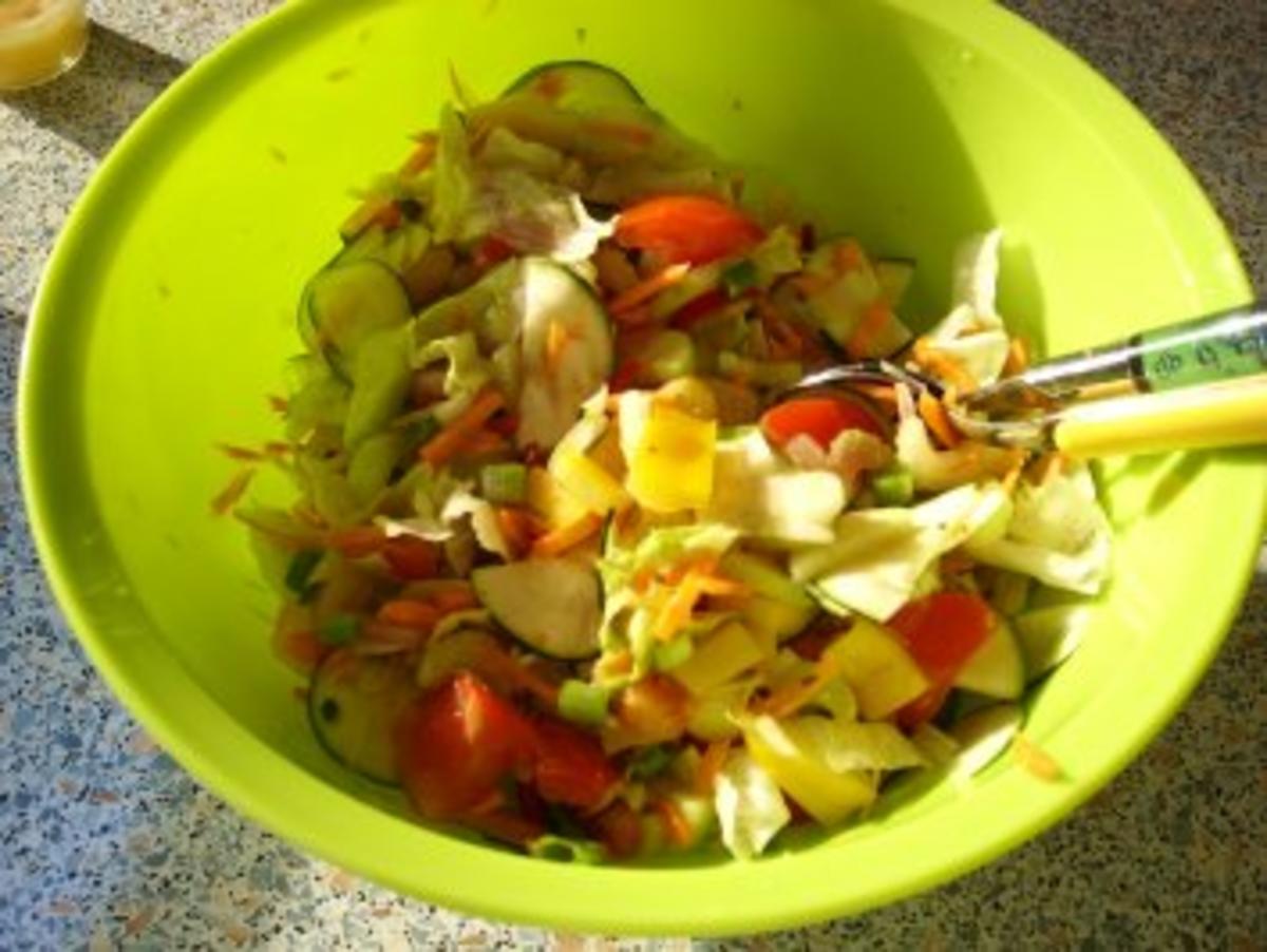 Salat a la "Was gibt der Kühlschrank her" mit Lammfilet - Rezept - Bild Nr. 2